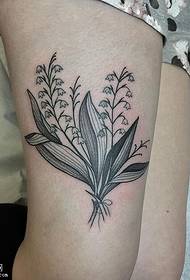 Patrón de tatuaje floral de muslo