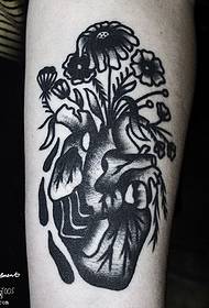 Тетоважа шема на срцето трн од теле