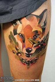 Motif mignon de tatouage de chien jaune