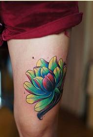 Mooie lotusbloem tattoo foto voor vrouwelijke benen