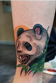 këmbët fotot shumëngjyrësh të modeleve të tatuazheve të zemëruara me panda