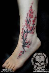 Kraujo raudonas gražus slyvų tatuiruotės modelis