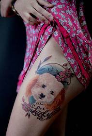 Güzel uyluk sevimli güzel görünümlü evcil köpek dövme resimleri