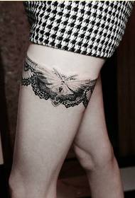 फॅशनेबल मादी पाय सुंदर छान लेस फुलपाखरू टॅटूची छायाचित्रे