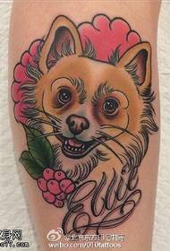 Patrón de tatuaje lindo pequeño perro lobo