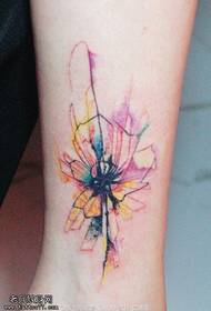Krásne a krásne kvetinové tetovanie