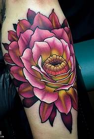 Modello realistico del tatuaggio floreale realistico del polpaccio