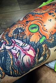 Fantasia di tatuaggi di calamari sulla gamba