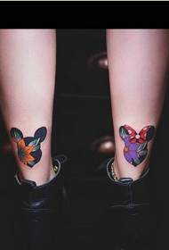 Weibliche Beine schönes Mickey-Bogenblumentätowierungs-Bildbild