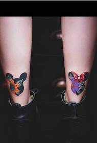 Gambe femminili bella immagine di tatuaggio tatuaggio fiocco Topolino