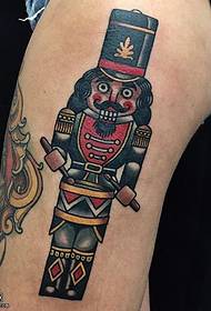 Legrační král tetování na stehně