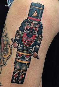Tatuaggio re divertente sulla coscia