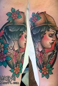 Bambina dipinta sul modello del tatuaggio del polpaccio