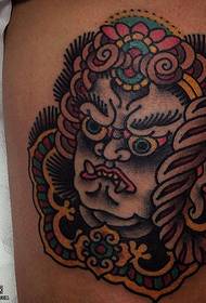Uzorak tetovaže japanske glave na bedru