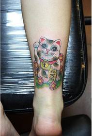 Gambe di bellezza, moda, bell'aspetto, foto di tatuaggio di gatto fortunato