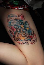 Slika lijepe obojene boje lastavice u obliku tetovaže za ženske noge