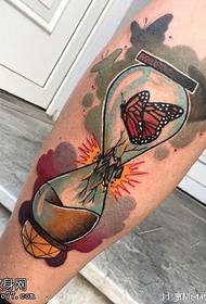 Tatuaggio a forma di clessidra sul polpaccio