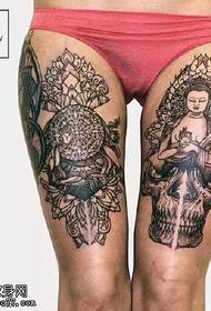 Το τατουάζ μοτίβο τατουάζ στο μηρό