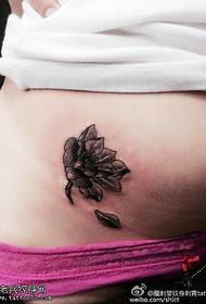 Vyötärö pieni lotus-tatuointikuvio