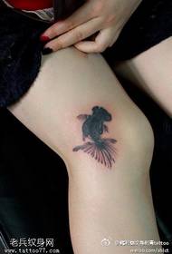 Modello tatuaggio piccolo pesce rosso pungente gamba