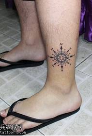 Modello di tatuaggio bussola fresco e semplice
