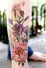 Le gambe della personalità adattano belle immagini floreali colorate del modello del tatuaggio
