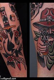 Modello di tatuaggio del fucile da caccia al polpaccio