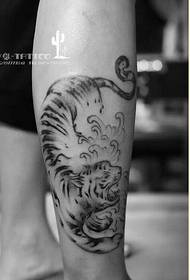 Immagine del modello del tatuaggio della tigre di schizzo di modo delle gambe di personalità