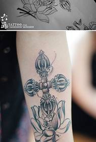 Leg pricked vajra Tattoo Muster