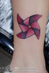 Modello realistico del tatuaggio del mulino a vento