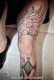 Узорак линије тетоваже за ногу украшен ногом
