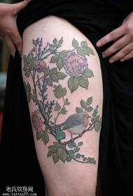 Modello realistico del tatuaggio del fiore rosa realistico