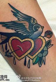 Dövme deseni piercing bir kalp ile boyalı kuş