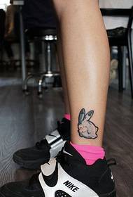 Image de modèle de tatouage de lapin de dessin animé de belle couleur de veau