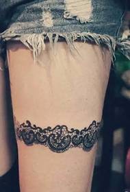 Tatuaje din dantele cu picioare sexy și feminine