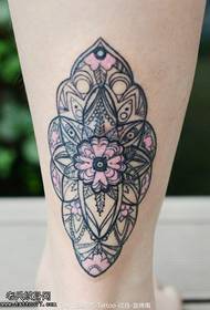 Model de tatuaj cu totem frumos flori dominante