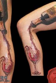 Model de tatuaj cu vin roșu pe picioare