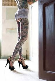 Голяма модна татуировка на крака на цветя