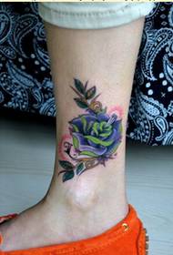 Moai leuk-útsjen rose tatoeëringspatroanfoto foar famkesbenen
