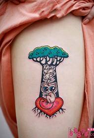 Immagine animale creativa del modello del tatuaggio dell'albero del cuore rosso delle gambe di personalità