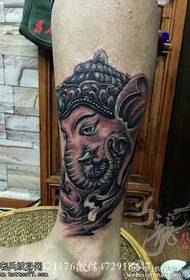 Imaxe realista dunha tatuaxe de deus