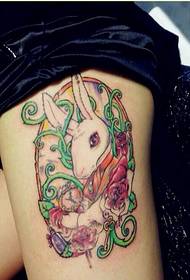 Kaunis väri kani tatuointi malli kuva naisten jalat