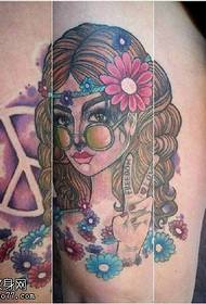 Modello di tatuaggio principessa sulla coscia