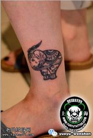 Klassinen vauva elefantin tatuointikuvio