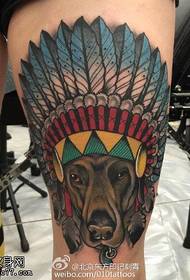 Візерунок татуювання індійської собаки на стегні
