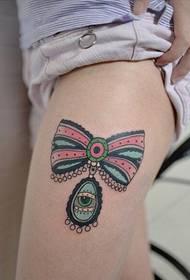 Noge lijepih djevojaka, slika prekrasne čipkaste luk tetovaže