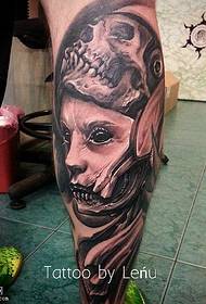 Ritratto che lecca il tatuaggio sul gambo