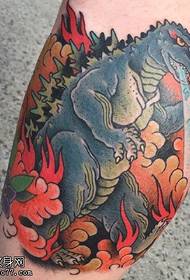 Татуировка с динозавром на телеце