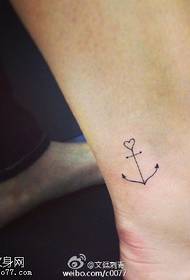 Једноставна линија, једна стрелица, узорак за тетоважу срца
