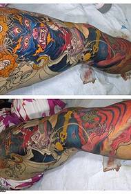 Nekustīga karaļa tetovējuma raksts uz kājām